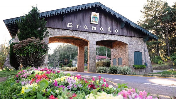 portico italiano em gramado foto Aluguel de apartamentos no centro de Gramado RS