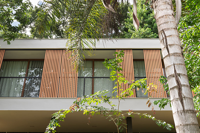 Fachada dos quartos da Casa SÍTIO, com brises para oferecer proteção contra o sol intenso da tarde – Foto: OGA Arquitetura