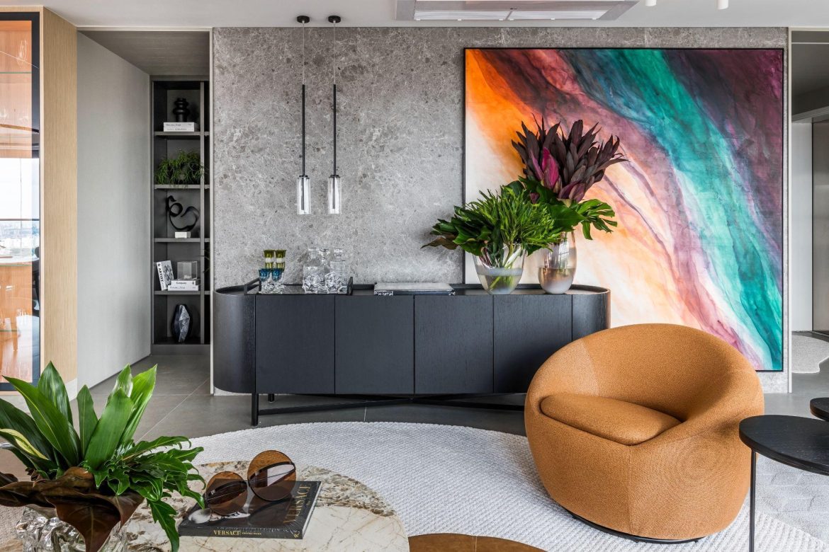Projeto sofisticado e acolhedor trouxe elementos marcantes, como as esculturas metálicas de Rapha Preto e quadros vibrantes de Rosana Vaz
