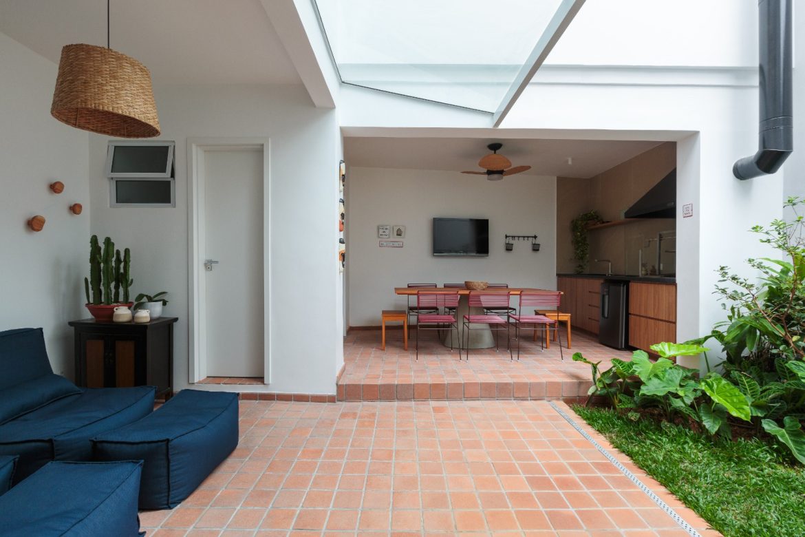 Projeto: Estúdio Maré| Pavimento térreo teve seu layout modificado integrando cozinha com área externa