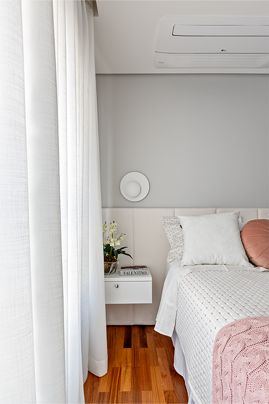 Projeto: Martins Galera|As suítes, com design minimalista e paleta de cores neutras, proporcionam conforto e serenidade