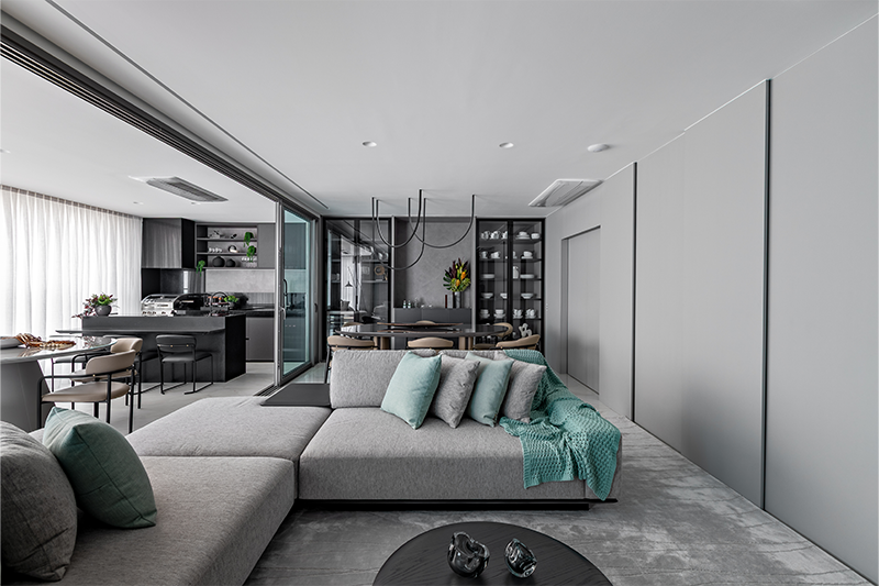 Projeto: Martins Galera| A sala de estar se conecta através do sofá ilha com a varanda gourmet, o living e a sala de jantar