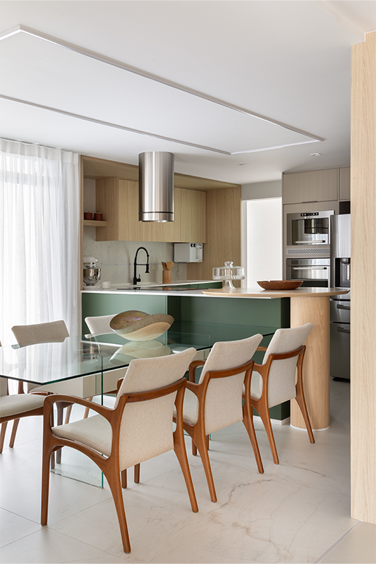Projeto: Felipe Rohen| Com a redefinição do layout, a antiga cozinha deu lugar à sala de jantar, atendendo ao desejo do casal por mais integração na área social. O novo espaço amplia a convivência e reforça a fluidez entre os ambientes