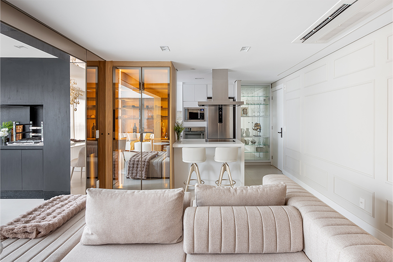 Projeto: Martins Galera Arquitetura|Neste outro projeto, a adega surge com um vidro reflecta espelhado, que garante a elegância do ambiente