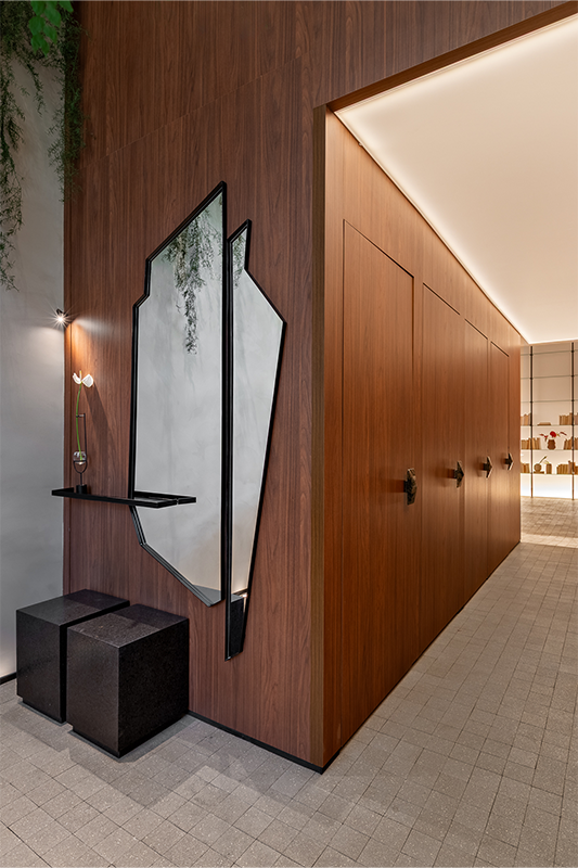 Projeto: Giovanni Vespe |CASACOR São Paulo 2025| Painel em serralheria com vidros texturizados resgata as fases do material na arquitetura, filtrando a luz natural que revela a paisagem do Parque da Água Branca. Um respiro verde e sensorial em meio à cidade.
