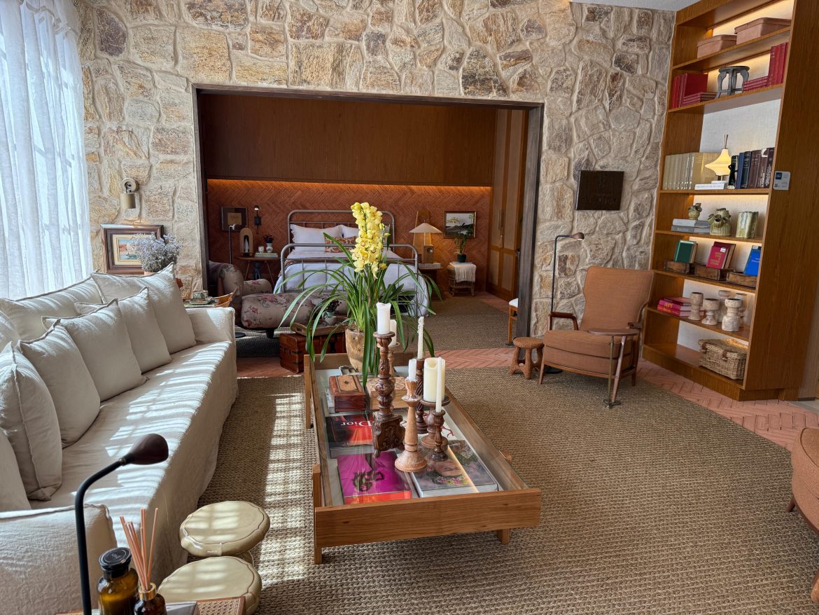 Cabana-Essence-por-Nando-Reis-ambiente-da-Essence-Acabamentos-na-Casa-Cor-2025–FOTO-RAQUEL-PINHO