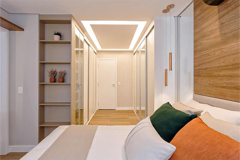 Projeto: RMV Interiores | Closet integrado à suíte, com espaço otimizado, marcenaria funcional e iluminação estratégica para facilitar o dia a dia.