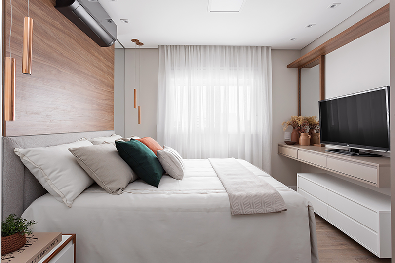 Projeto: RMV Interiores | Suíte master sofisticada, com cabeceira do piso ao teto, pendentes decorativos e armários espelhados, criando um ambiente elegante e acolhedor.