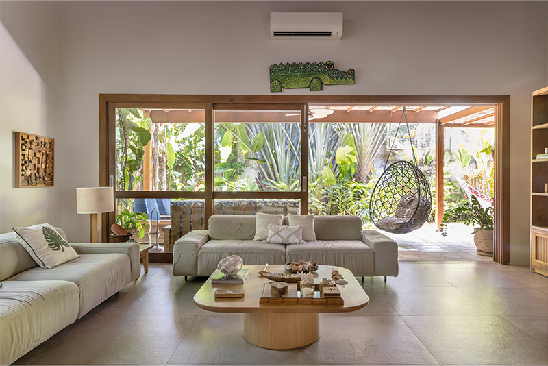 Projeto: Stal Arquitetura| Área social integrada, com cozinha, sala e varanda conectadas. Na sala, um balanço instalado para momentos de diversão e tranquilidade
