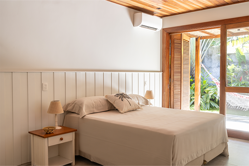 Projeto: Stal Arquitetura| Suíte do casal integrada à natureza, com marcenaria autoral e projeto que privilegia conforto, privacidade e ventilação cruzada.
