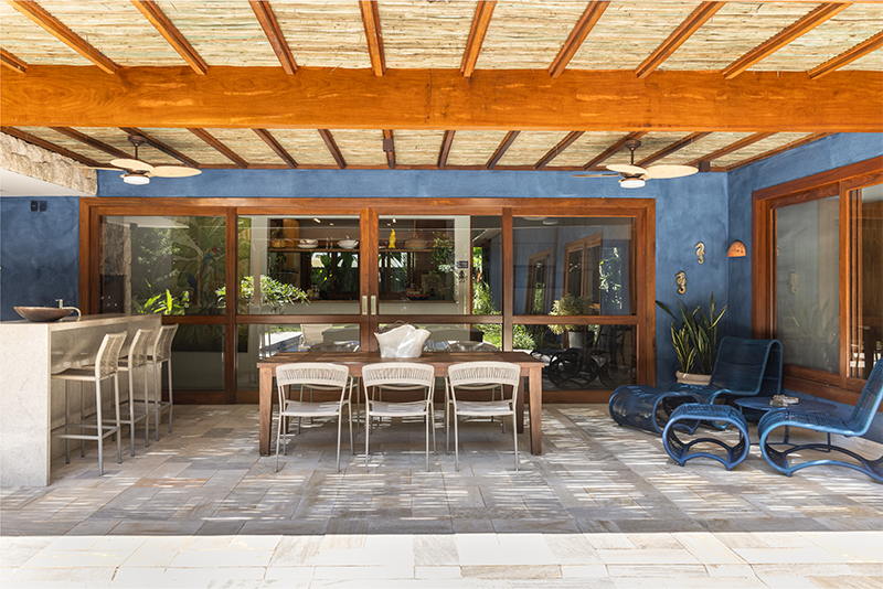 Projeto: Stal Arquitetura| Materiais naturais reforçam a integração com a paisagem: madeira, pedra e tons vibrantes garantem conforto, leveza e harmonia com o entorno.