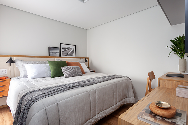 Projeto: Thais Monfré Arquitetura| Quarto do casal com um planejado prático para o dia a dia. 