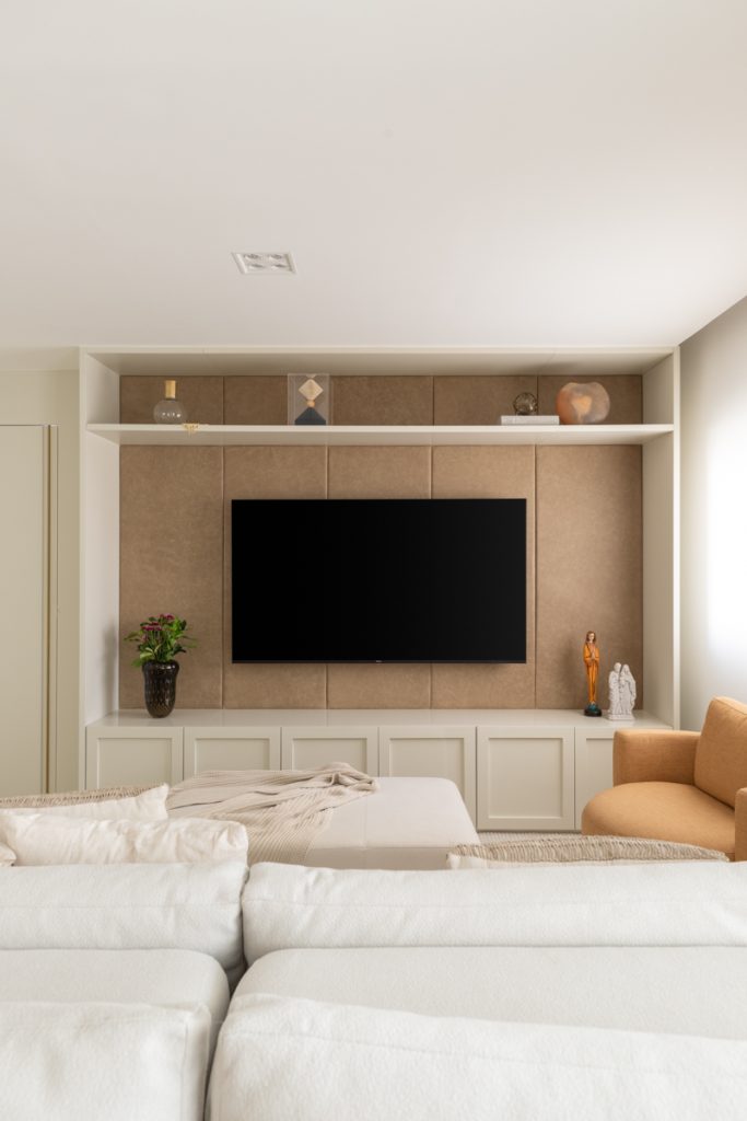 Projeto: Sabrina Salles | Home theater claro e acolhedor combina acabamentos neutros e iluminação indireta para criar um clima intimista.