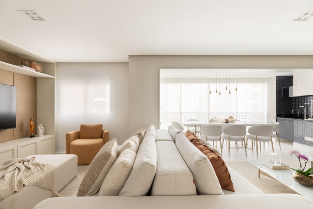 Projeto: Sabrina Salles | Integração entre sala de estar, home theater e jantar, com destaque para o sofá ilha que organiza os ambientes sem comprometer a fluidez visual.