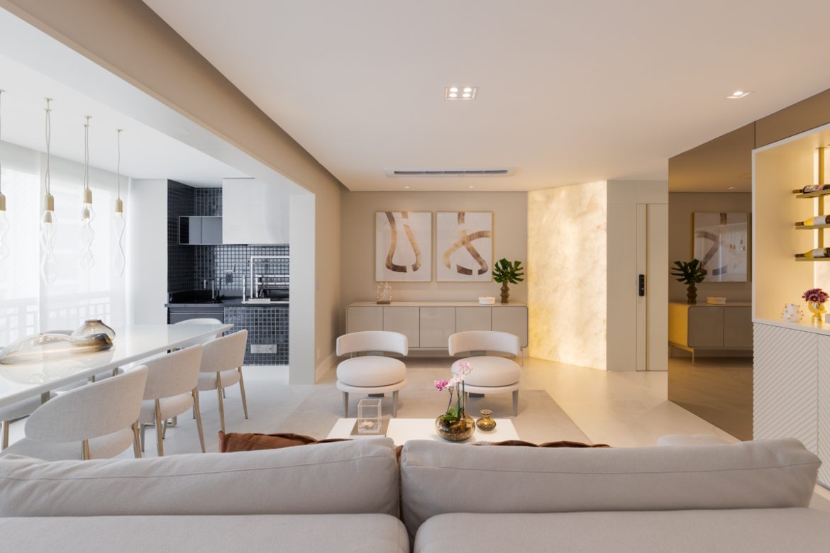 Projeto: Sabrina Salles | Sala de jantar ganha sofisticação com buffet em pedra translúcida iluminada lateralmente e cristaleira bar em vidro reflecta.