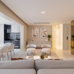 Aconchego sem madeira em apartamento sofisticado criado por Sabrina Salles