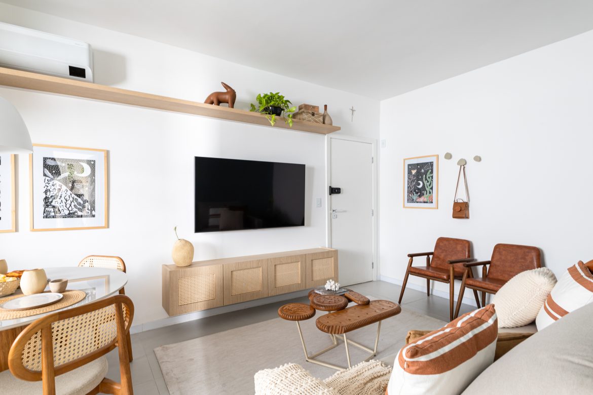 Projeto: Bima Arquitetura | A sala possui itens de decoração que deixam o estilo mais contemporâneo.