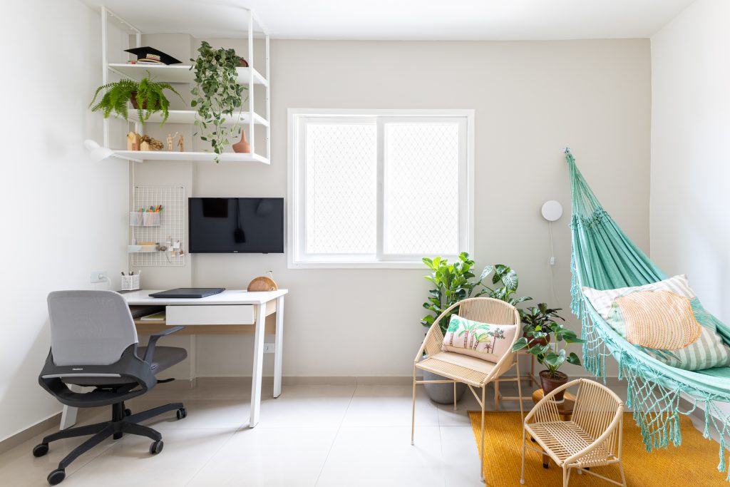 Projeto: Bima Arquitetura | O espaço para home-office também foi pensado para um cantinho do descanso.