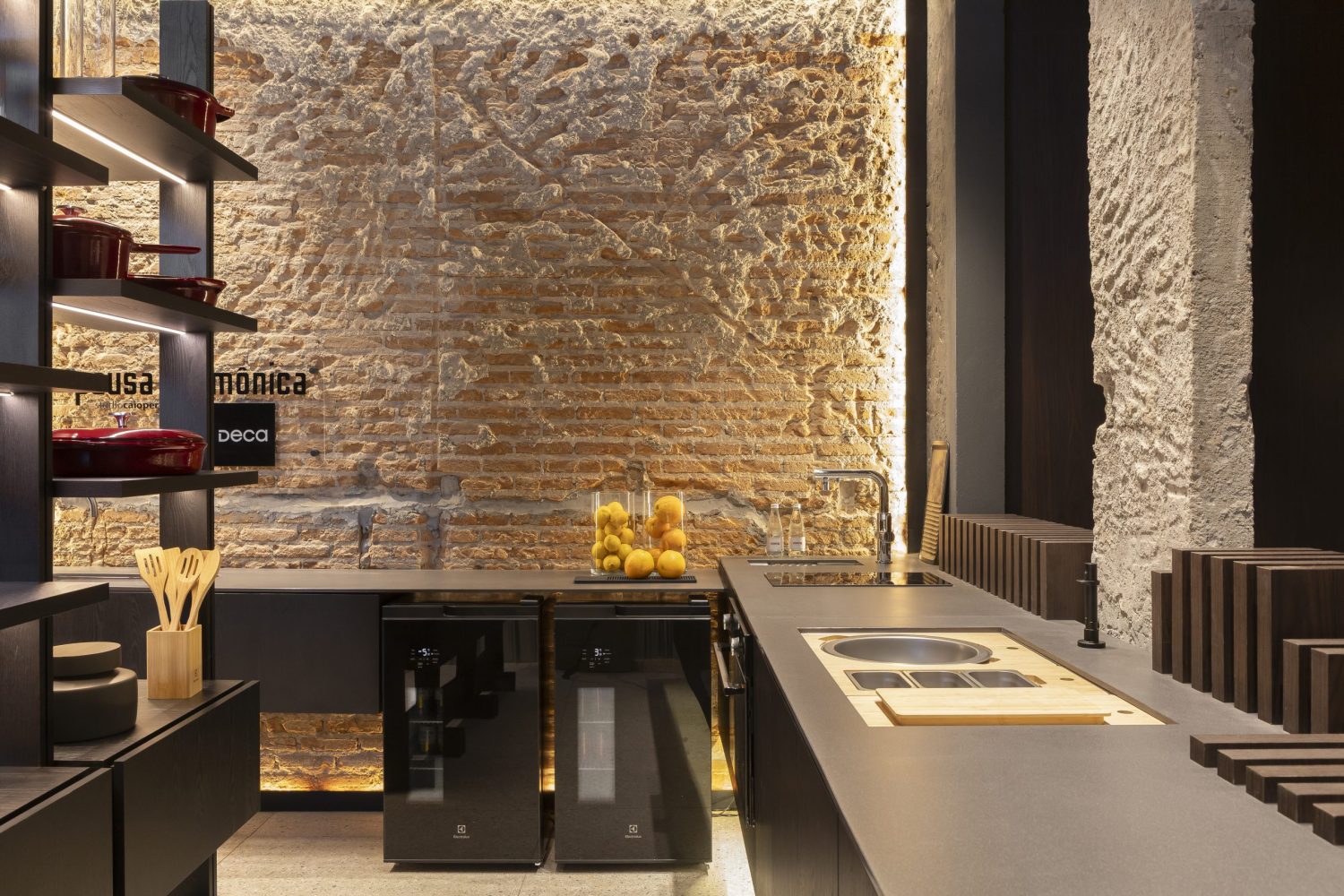 Cozinha e lounge se encontram em um ambiente de descontração e introspecção na CASACOR Ribeirão Preto 2025