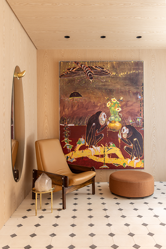 Projeto: Fatta Arquitetura | O piso de ladrilho hidráulico do hall de entrada aliado às peças de design moderno constroem a estética visual que é a essência do projeto.