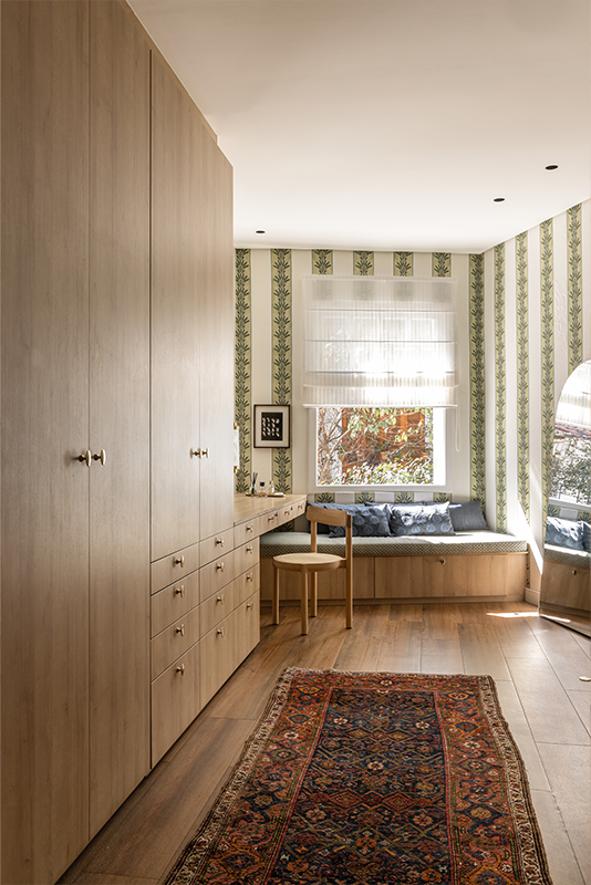 Projeto: Fatta Arquitetura | Nesse closet em um corredor, o sofá foi incluído a pedido da cliente para contemplar à vista do quintal e para receber suas amigas.