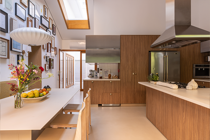 Projeto: Fatta Arquitetura | Essa cozinha possui em cada canto objetos de decoração com histórias únicas.