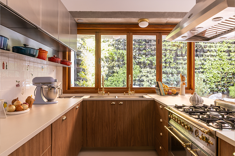 Projeto: Fatta Arquiteturav | A cozinha toda equipada com acessórios como fogão industrial, coifa epia dupla para lembrar um restaurante dentro de casa.