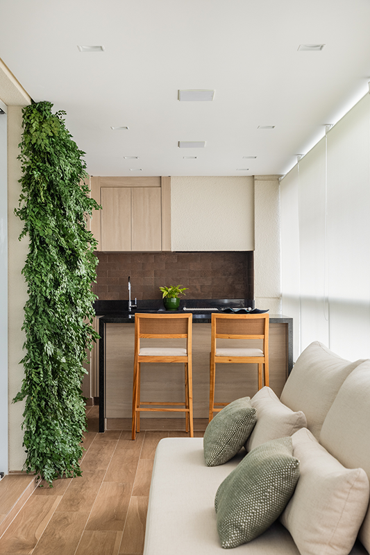 Projeto: Stal Arquitetura | A varanda ganhou novo layout, mobiliário e paisagismo, tornando-se um espaço mais acolhedor e conectado ao interior.