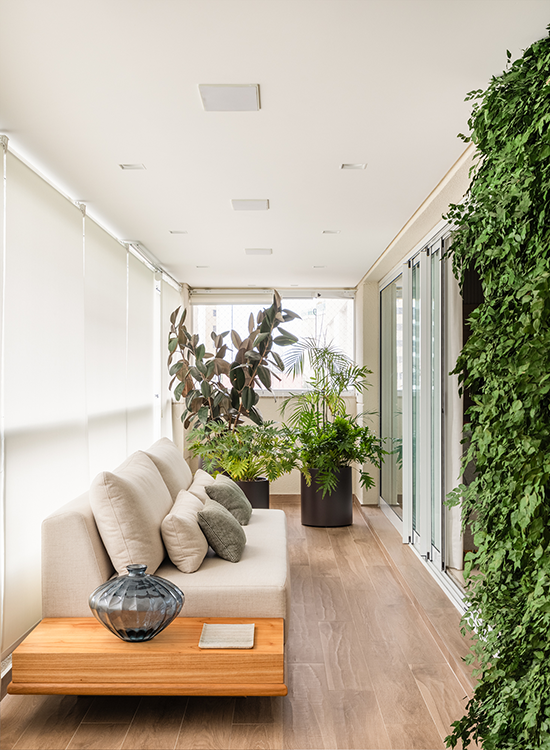 Projeto: Stal Arquitetura | A varanda ganhou novo layout, mobiliário e paisagismo, tornando-se um espaço mais acolhedor e conectado ao interior.
