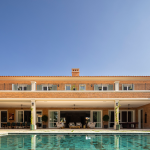 Casa toscana contemporânea reforça a parceria de longa data entre arquiteto e clientes