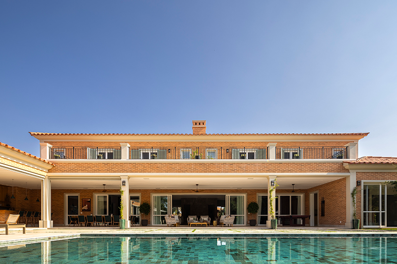 Casa toscana contemporânea reforça a parceria de longa data entre arquiteto e clientes