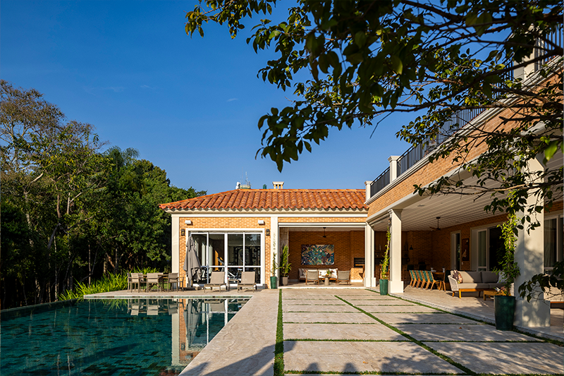 Projeto: Rogério Luciani | Área externa com piscina em harmonia ao estilo toscano.