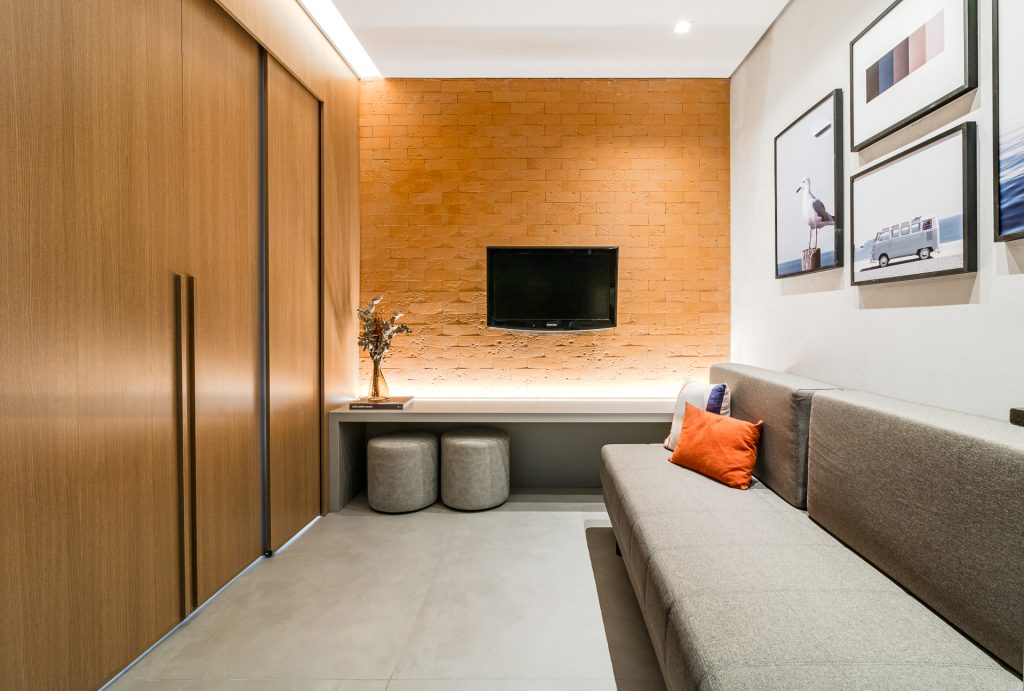 Projeto Bimá Arquitetura | Com a porta fechada, o dormitório fica discretamente escondido, mantendo a integração e fluidez do espaço.