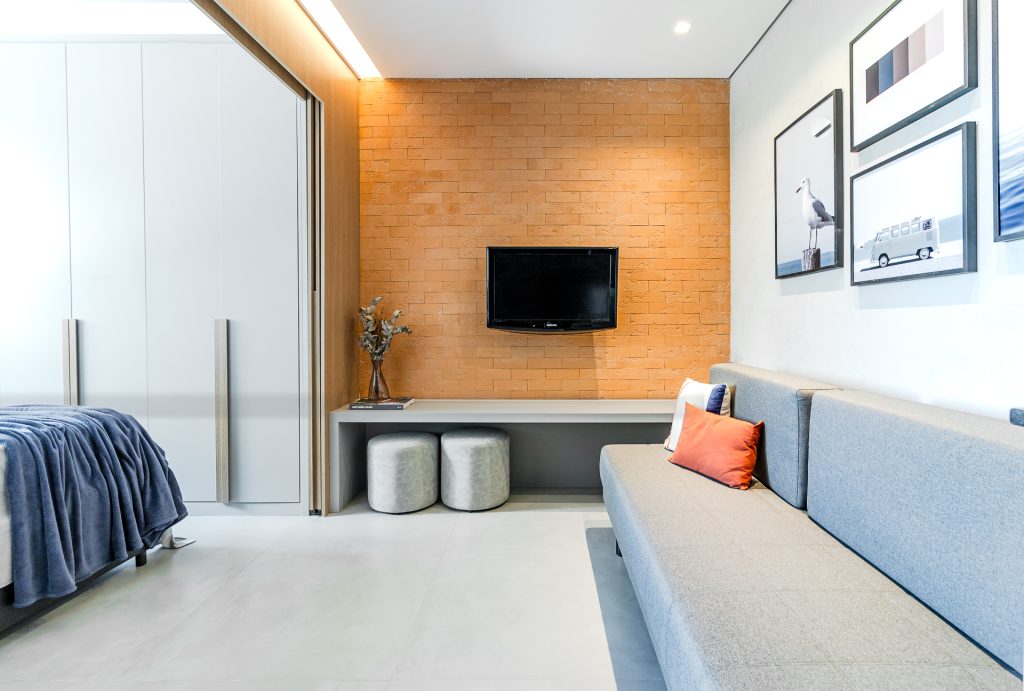 Projeto Bimá Arquitetura | Sala integrada ao quarto com porta discreta que permite esconder o ambiente, criando a sensação de um espaço único e fluido.
