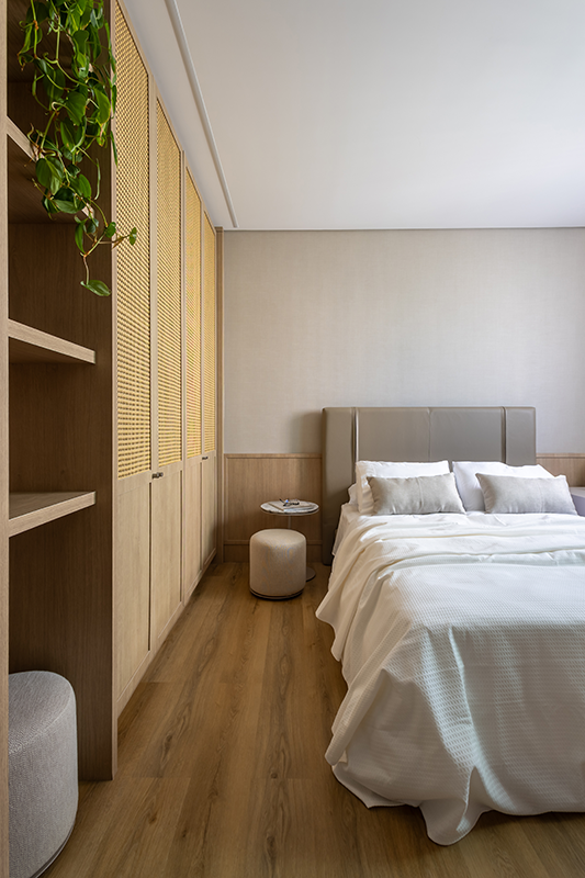 Projeto: Bo. Arch Studio | A iluminação suave e a entrada de luz natural reforçam a atmosfera de tranquilidade e bem-estar no dormitório.