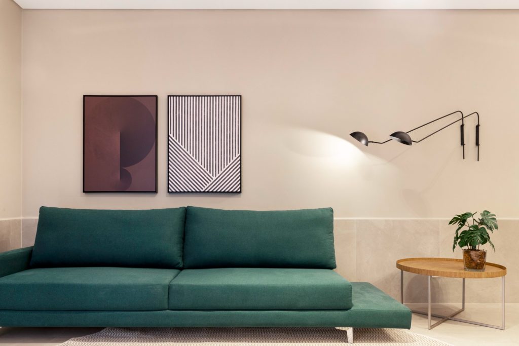 Projeto: Bo.arch |o sofá verde como protagonista da sala e a composição em preto e branco com luminárias minimalistas revelam um projeto que vai além da estética — criado para emocionar, despertar memórias e conectar moradores ao espaço