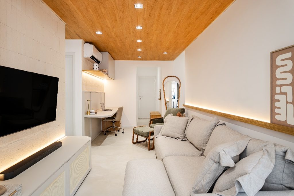 Projeto: Intu Arquitetura | Integração e aconchego em cada detalhe: o home office se conecta à sala de estar em um ambiente leve, funcional e cheio de personalidade.