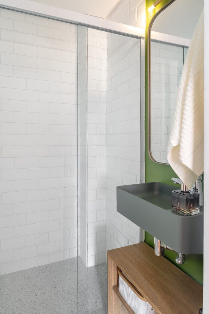 Projeto: Intu Arquitetura | O banheiro ganha personalidade com contrastes suaves, funcionalidade e toques de cor