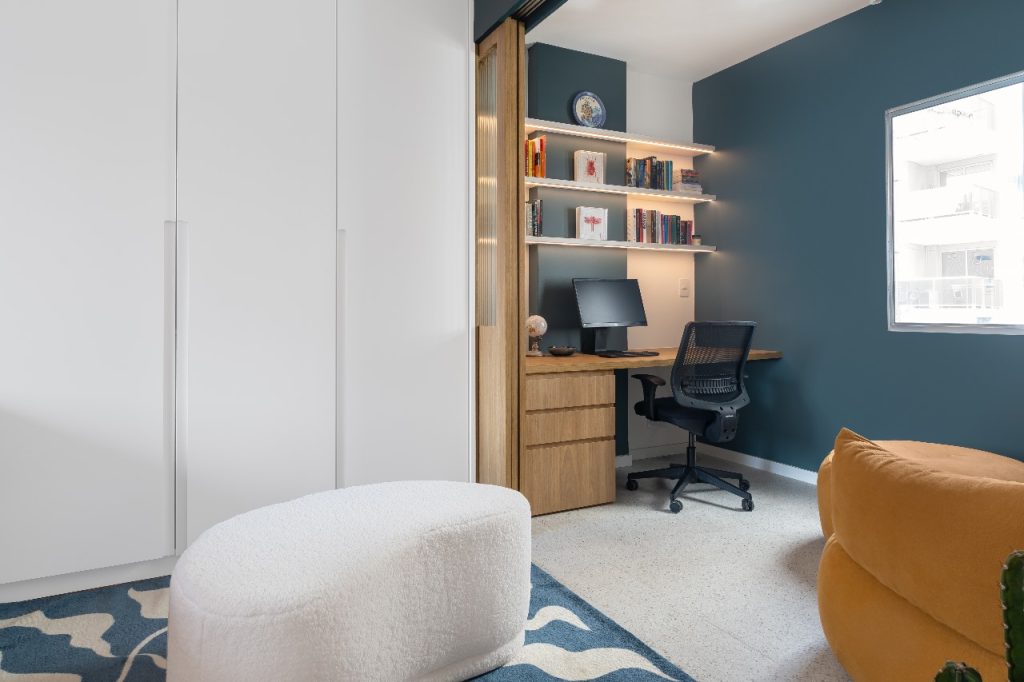 Projeto: Intu Arquitetura | Conforto, luz e texturas criam um lar único e acolhedor em apartamento reformado