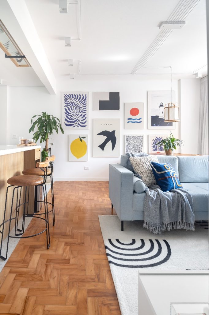 Projeto: Intu Arquitetura | Integração, leveza e cores na medida certa: a área social combina arte, conforto e luminosidade em uma composição cheia de vida.