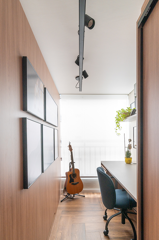 Projeto: Abrazo Interiores | Um espaço versátil que une home office e leitura, cuidadosamente pensado para refletir o estilo e as preferências dos moradores.