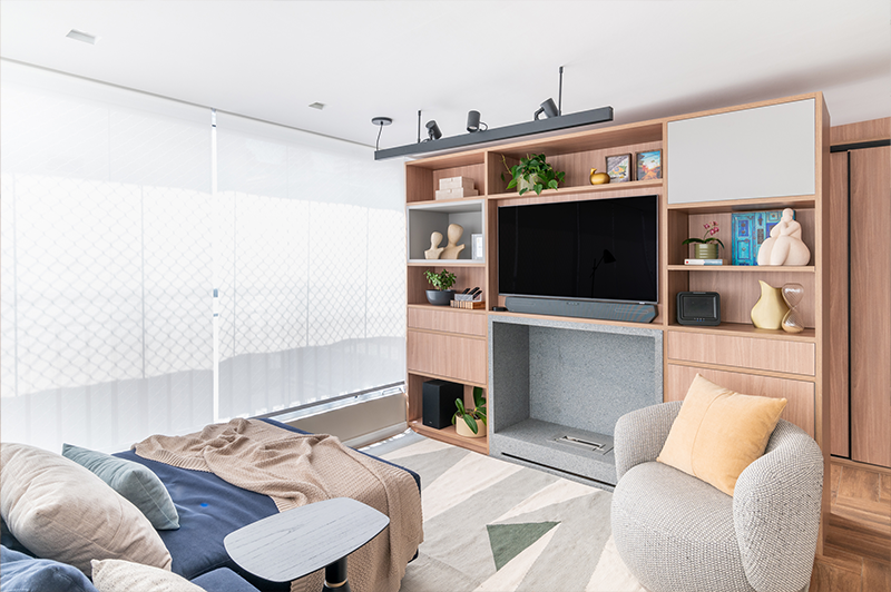 Projeto: Abrazo Interiores | Um living integrado, com móveis planejados e detalhes acolhedores, pensado para conforto e praticidade no dia a dia.