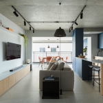 Estilo industrial, cor e integração marcam o Apartamento RB, assinado pelo Estúdio Maré