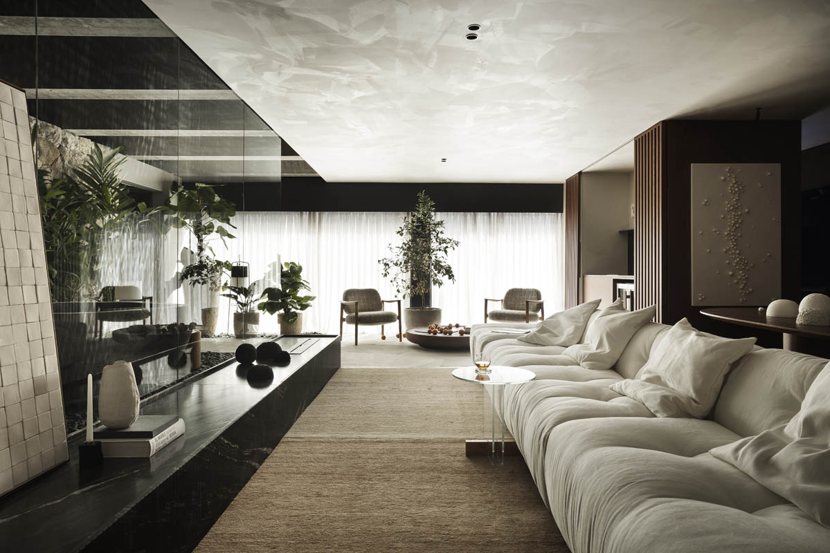 Arte, elegância e leveza compõem o Living Sopro criado por Andressa Venturini para a CASACOR Santa Catarina – Florianópolis 2025