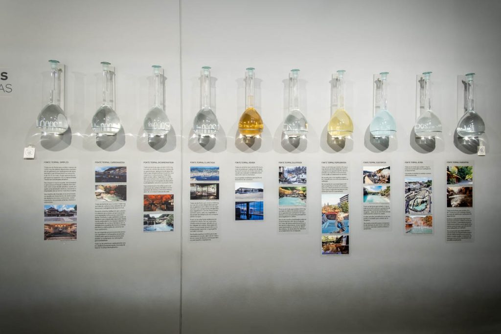 Tipos de águas termais do Japão na mostra "Fluxos - O Japão e a água" Créditos: Marina Melchers