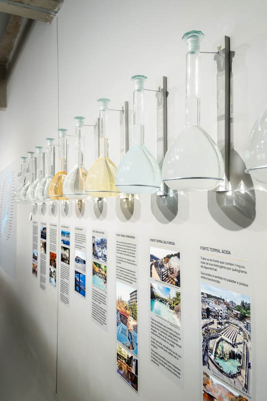Tipos de águas termais do Japão na mostra "Fluxos - O Japão e a água" Créditos: Marina Melchers