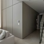 Residência de 1.050m² em Alphaville traz conceito de “alfaiataria em grande escala”
