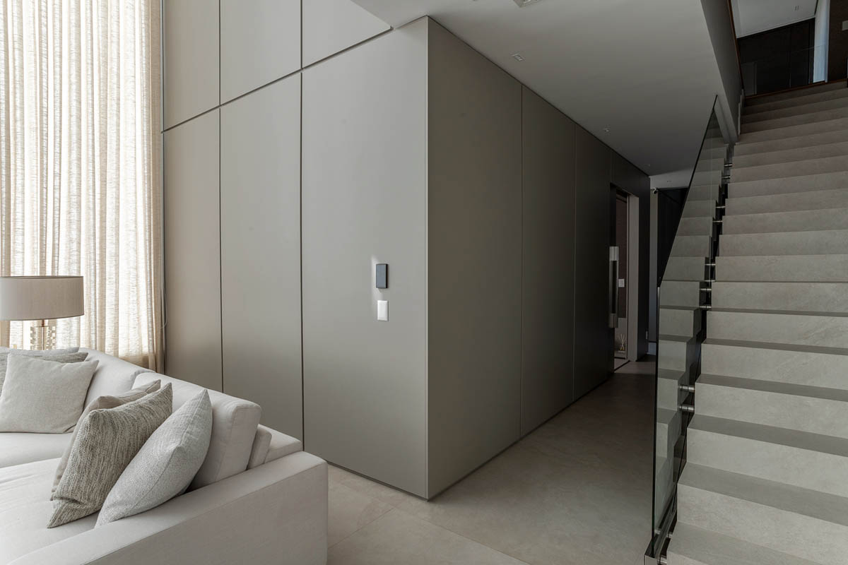 Residência de 1.050m² em Alphaville traz conceito de “alfaiataria em grande escala”