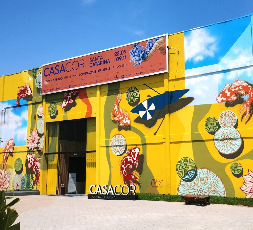 Fachada da CASACOR SC em Florianópolis tem a obra "As Carpas" - Foto/Marcelo urizar