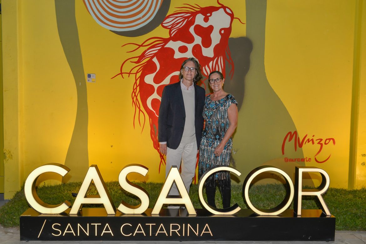 Artista Marcelo Urizar, autor da obra "As Carpas" com a diretora da CASACOR SC, Francis Bernardo - Foto/Carlos Alves